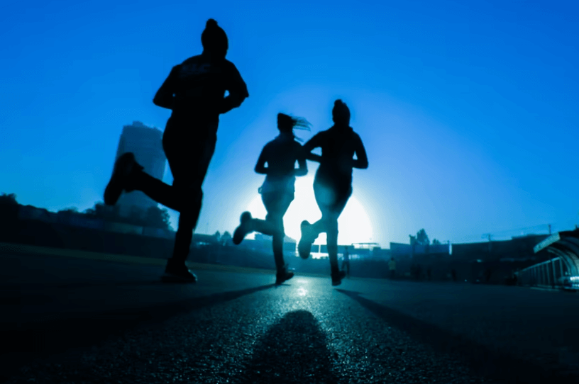 afbeelding van rennende mensen