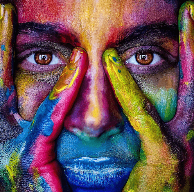 छवि व्यक्तियों का चेहरा कई रंगों से रंगा हुआ है