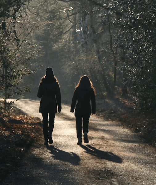 gambar wanita berjalan